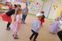 Kilkoro dzieci stoi w kole, tańczą kaczuszki.