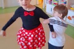 Dziewczynka przebrana za Myszkę Miki tańczy  z chłopcem.