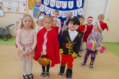 Na pierwszym planie troje dzieci przebranych za postacie bajkowe. Za nimi inne dzieci.