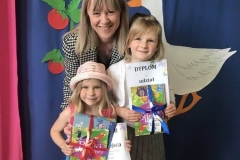 Zdjęcie przedstawia dwie dziewczynki i panią dyrektor.