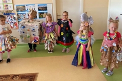 Kilkoro dzieci stoi w strojach wykonanych z materiałów przeznaczonych do recyklingu.