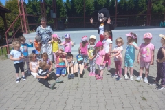 Grupa dzieci ubranych w kolorowe stroje.