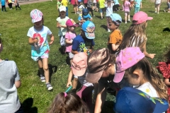 Dzieci w pozycji stojącej w kolorowych strojach.