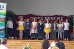 Zdjęcie przedstawia grupę dzieci na scenie