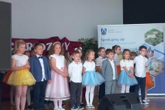 Zdjęcie przedstawia grupę dzieci w kolorowych strojach