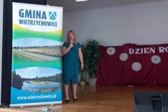 Zdjęcie przedstawia kobietę ubraną w zieloną sukenkę.