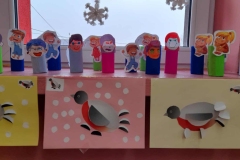 Na parapecie okna stoją postacie różnych emocji.