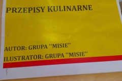 żółta okładka ksiażki, na niej tytuł i ilustrator. 