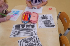 szkice węglem wykonywane przez dzieci