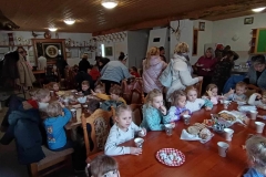 Dzieci siedzą na krzesłach przy stole. Na stole stoją talerze z rogalikami, chleb w koszyczku,  kubeczki z herbatą. [9.02, 18:51] Maria Wilkosz: Duża grupa dzieci ubranych w kolorowe  kurtki i czapki stoi w kilku szeregach. Za nimi stoją  osoby dorosłe. Na pierwszym planie  widać  dużego brązowego psa. W tle brązowa ściana  domu z dwoma oknami i drzwiami. Wysłano Wysłano Wysłano [9.02, 18:52] Maria Wilkosz: Dzień Puzzli  W czwartek 6 lutego grupa Pszczółek obchodziła Międzynarodowy Dzień Puzzli. Jak wiadomo, układanie puzzli to świetna zabawa, która posiada walory edukacyjne.  To znakomity trening pamięci i koncentracji. Puzzle rozwijają też wiarę we własne możliwości,  ćwiczą  sprawność manualną dłoni, wytrwałość i cierpliwość, są świetną porcją zabawy i nauki. Dzieci aktywnie świętowały ten dzień.  Samodzielnie i w małych grupach układały różne  puzzle, sprawiło im to wiele radości i satysfakcji. [9.02, 18:52] Maria Wilkosz: Grupa dzieci w kolorowych strojach siedzi na podłodze tworząc półkole. Przed nimi  stoją 3 pudełka  z puzzlami. Z tyłu na zielonym tle widnieje napis Dzień  Puzzli [9.02, 18:52] Maria Wilkosz: Trzy dziewczynki siedzą na podłodze.  Przed nimi na podłodze leży ułożona z puzzli postać lekarza. W tle szafki. [9.02, 18:53] Maria Wilkosz: Czterech chłopców siedzi na podłodze,  przed nimi z ułożonych puzzli leży postać  strażaka.  W tle kolorowe szafki. [9.02, 18:53] Maria Wilkosz: Cztery dziewczynki siedzą na podłodze.  Przed  nimi  leży z ułożonych puzzli postać policjanta. Wysłano 8 godz. temu