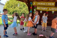 Dzieci stoją w parach, twarzami zwrócone do siebie