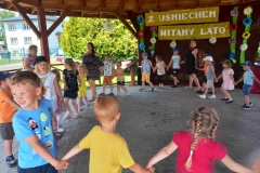 Dzieci utworzyły duże koło. Trzymają się za ręce.