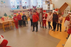 Dzieci stoją w półkolu. W te widać szafki.