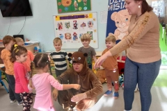 Dzieci tańczą w kółku