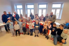 Wspólne zdjęcie seniorów z grupa przedszkolaków.