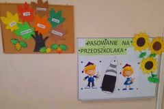 Dzieci bawią się w dwóch kółeczkach, jedno tworzą dziewczynki, drugie w środku chłopcy.