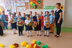 Na jedej tablicy drzewo, kolorowe liście na których napisane są imiona dzieci.