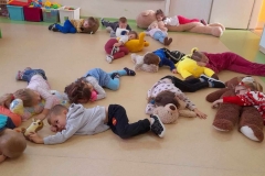 Dzieci śpią na swoich pluszakach