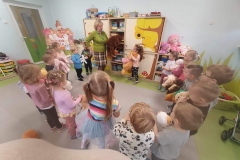 Grupa dzieci utworzyła pociąg z misiami do piosenki "Jadą, jadą misie".