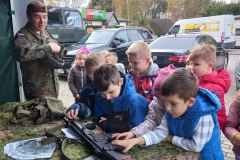 Dwóch chłopców ogląda karabin.