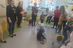 Rodzice ustawieni w kole . W środku koła dzieci .