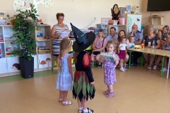 Dwie dziewczynki mówią wiersz. W tle rodzice.