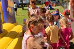 Kilkoro dzieci czeka w kolejce na zjeżdżalnię.