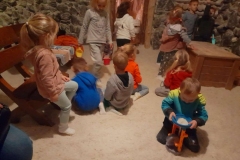 Dzieci bawią się w soli, jedna siedzi na ławce, w tle widać skrzynie. Wiesława