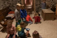 Grupa dzieci bawi się w grocie solnej solą.