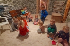 Dzieci bawią się w soli, mają wiaderka, łopatki.