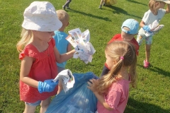 Dwie dziewczynki trzymają niebieski worek.