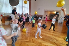 Dzieci bawią się balonami .