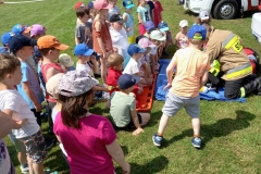 Grupa dzieci w kolorowych strojach patrzy przed siebie.