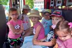 Sześcioro dzieci siedzi wewnątrz samochodu strażackiego