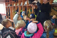 Druhna Julia zakłada dziecim hełm strażacki.