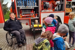 Druhna Julia pokazuje co znajduje się w wozie strażackim.