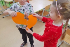 Chłopiec i dziewczynka próbują dopasować połówki serca.