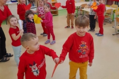 Dzieci bawią się do muzyki, szukają drugiej połówki serca.