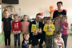 Na zdjęciu grupa dzieci, za nimi pan wójt i wychowawczyni. Pan wójt trzyma w rękach stroik świąteczny.