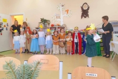 Grupa dzieci przebranych za pastuszków  króli, jest też Józef, Maryja i gwiazdki. Wszyscy stoją w jednym rzędzie.