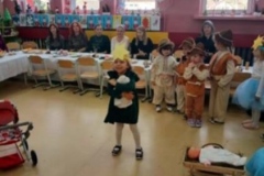 Na zdjęciu pastuszkowie, żłóbek z Jezuskiem, w tle siedzą rodzice.