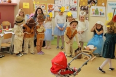 W rzędzie stoją dzieci przebrane za osoby występujące w jasełkach.