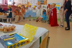 Grupa dzieci przebranych za pastuszków  króli, jest też Józef, Maryja i gwiazdki. Wszyscy stoją w jednym rzędzie.