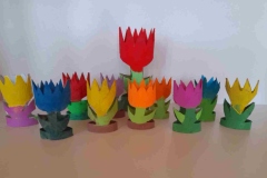 Wiosenne, kolorowe tulipany wycięte z rolek papierowych.