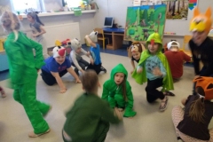 Grupa dzieci przebrana za zwierzęta leśne bawi się w sali przedszkolnej. Jedni chodzą, drudzy czworakują, , inni kucają. Dzieci naśladują ruchy wybranych zwierząt.