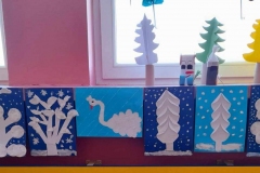 Zimowe prace zawieszone pod oknem.