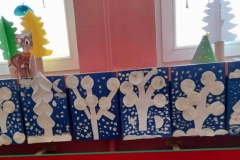 Zimowe prace zawieszone pod oknem.