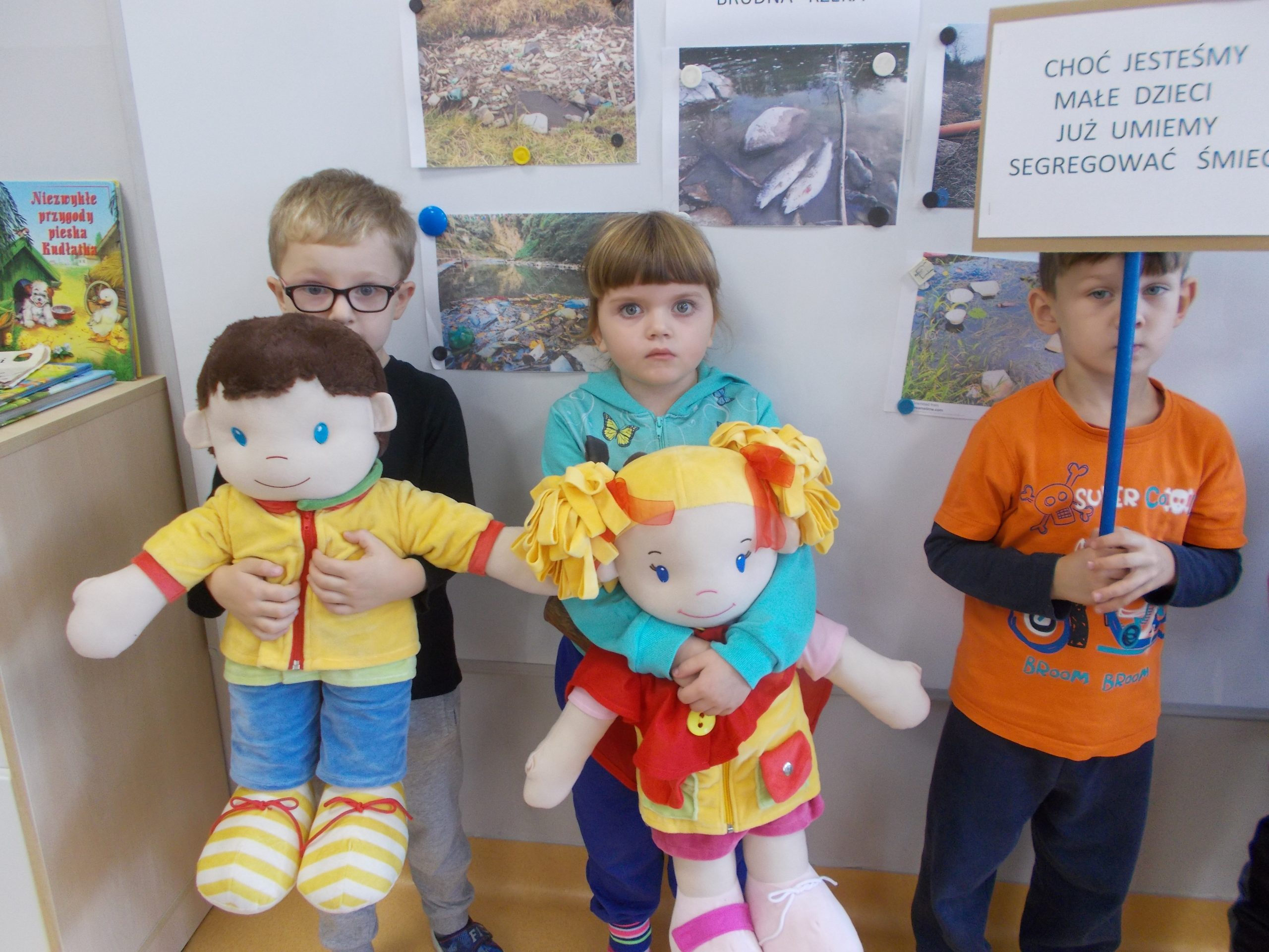 Uczymy się jak sprzątać świat – w grupie Promyczków.