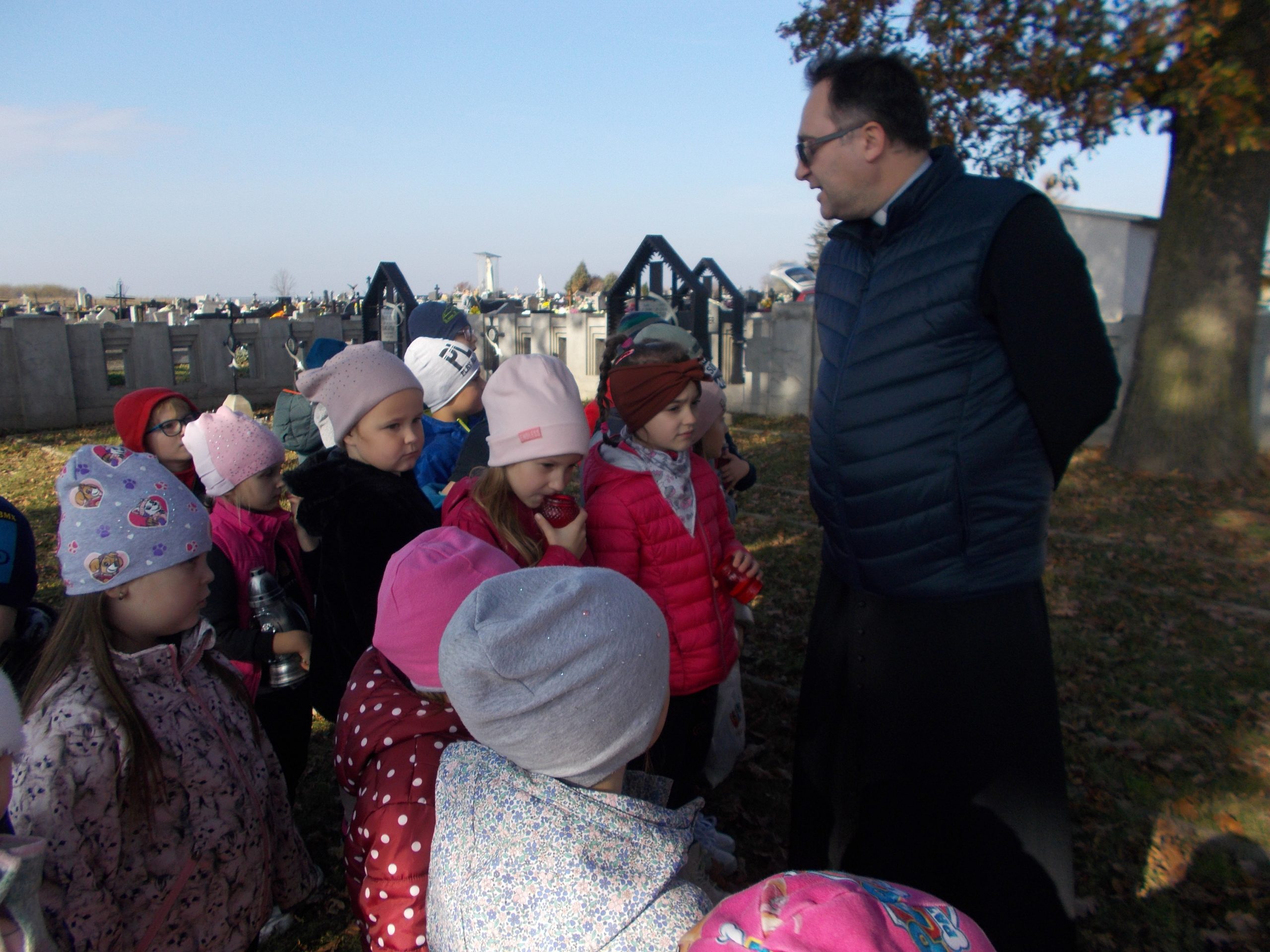 Przedszkolaki w Dzień Zaduszny odwiedziły cmentarz parafialny.