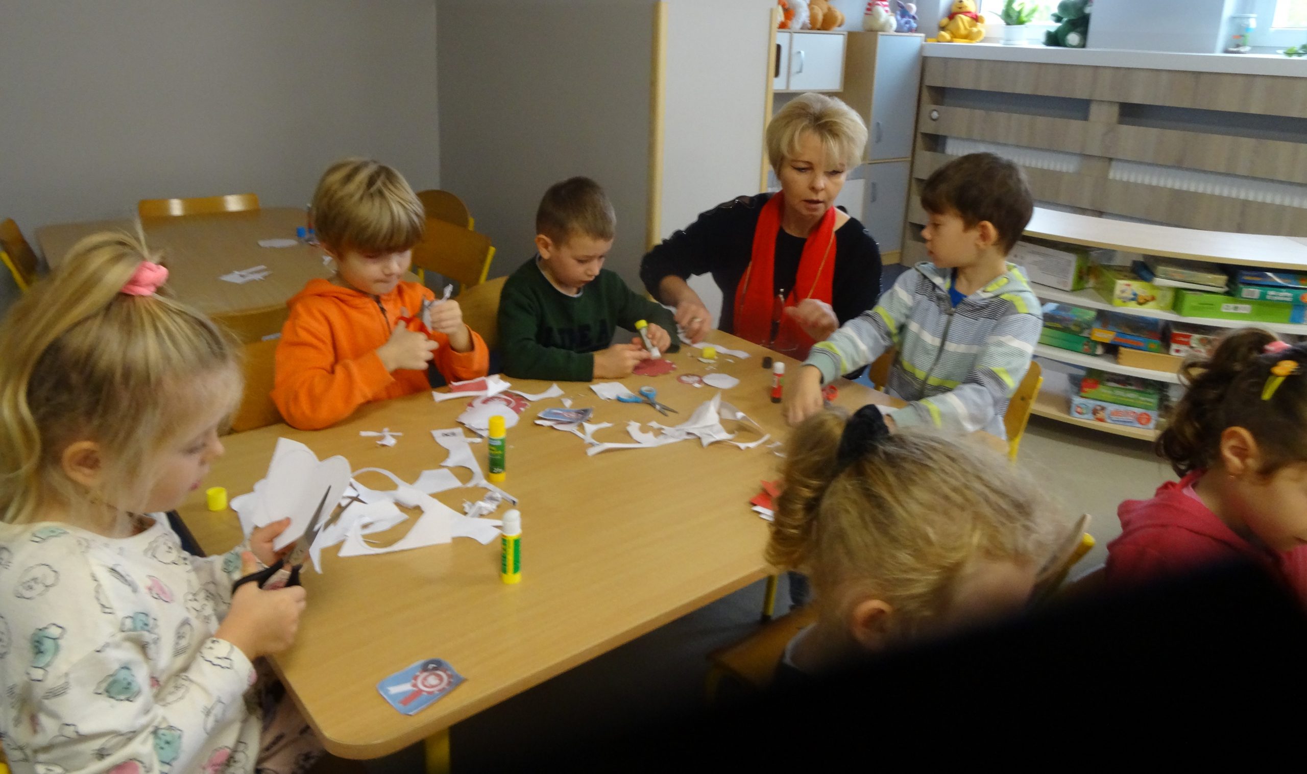 Warsztaty plastyczne w grupie Mądrych Sów.